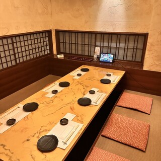 苔むした庭の上に浮かぶ座敷席
越前和紙ですべての内装に使用した特別席です。