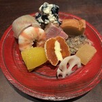 食と酒 なかむた - 白和え、厚焼き玉子、手鞠寿司、鴨のロース煮、蓮根の甘酢付け、鯛みそ、エビ
      