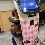 しゃぶ葉 - 猫型配膳ロボット、
      画面に表示されている「上段・中段・下段」のテーブル番号の棚の商品を取る
      →我々のテーブルは「中段棚の商品」を取る
      →取り終わったら「完了」ボタンをタップ