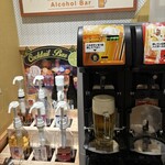 しゃぶ葉 - アルコール飲み放題コーナー
      【左側】カクテルの素、チューハイの素、焼酎、日本酒？
      【右側】ビール・ハイボール サーバー
      写し忘れたが、サーバー右にはビールジョッキケースが有りワインも冷やされていた
