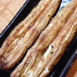 かぶと - 白焼き うなぎのよい香り しつこくない脂 ぷりぷりな身 これで蒸していないのですから〜
      今日は大きいうなぎでした(^○^)
      