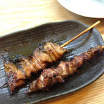 かぶと - 奥がしっぽ、手前がバラ これら食べれる方はラッキー！ とくにしっぽ 身は柔らかく、脂はあまみがあり最高です。そして、炭の香りがついて、贅沢な一品。これ、食べれてホント幸せです。ありがとう！