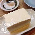 かぶと - 冷や奴 アンデスの塩もどうぞだけど 何もつけず、もちろんかけずに いつも最後までいただいちゃいます 美味！