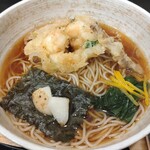 小諸そば - ｢小海老のかき揚げそば｣は盛り付けが大変そう…｡でもさすが中村綾乃店長、手際よく丁寧で見事な盛り付けです。