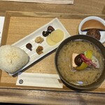 佐野みそ - 料理写真:具たくさんおみそ汁と焼おむすび。