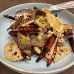 四川 郷土菜 シャンバァロウ - 牛舌とレモンの黒胡椒炒め