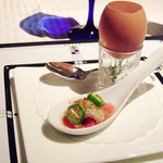 フレンチレストラン フルーヴ - ハモにトマトのシャーベット、コンソメジュレのスプーン。卵とサワークリーム、生ハム