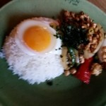 モンスーンカフェ たまプラーザ - ガパオ炒めご飯フライドエッグのせ。