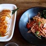 モンスーンカフェ たまプラーザ - 四川風よだれ鶏 ピリ辛胡麻ソースとオリエンタルサラダ。