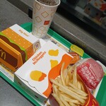マクドナルド - ビックマック、ナゲット15ピース、ポテトL、ホットチリのチキンバーガー、ドリンクはコーラです。