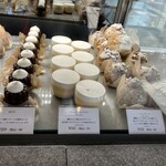 Patisserie La Cime - クレームキャラメルは滑らかで上にたっぷりのせられた生クリームとのバランスが唯一無二。