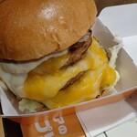 ＺＥＴＴＥＲＩＡ - トリプル絶品チーズバーガー、チーズたっぷりでコッテリ。