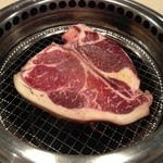 焼肉きんぐ - はみでる骨付きステーキ