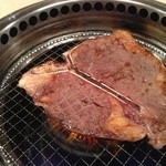 焼肉きんぐ - はみでる骨付きステーキ 焼き途中