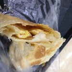 永和世紀豆漿大王  - 焼餅夾蛋【バターじゃないパイの内側に卵が～まきまき】割ったところ