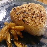 焼鳥YAMATO - 単品 焼きおにぎり。お漬け物も美味しい