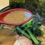 らーめん新山 - 大量の豚骨と鶏ガラを長時間炊き上げスープを継ぎ足しながら作る「呼び戻し」製法を使用した濃厚だけど重くない家系?豚骨醤油スープ