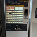 らーめん新山 - 入って左側の新札.高額紙幣対応券売機