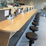 らーめん新山 - 下に棚のある厨房向きL字カウンター15席①