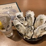 カキと肴 ちゅるり - 生牡蠣！夢のプレートじゃろう（これで￥660はエグい）