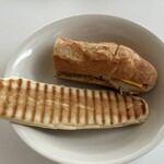 グラマーペイン - パリパニーニ ベーコン＆バジルソースとポークカツなんとかバゲット