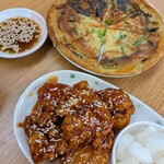 韓国ダイニングあんず - ヤンニョムチキンとニラチヂミ　チヂミのタレも美味しいの‥✽°*‥