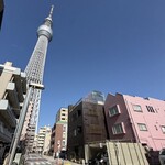 焼肉居酒屋みのわ - 店舗前から見えるスカイツリー