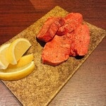 焼肉のそい 新潟駅前店 - 厚切り極上牛タン 1,280円（写真は４人前）