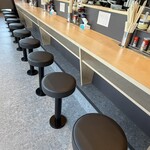 らーめん新山 - 下に棚のある厨房向きL字カウンター15席②