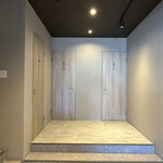 らーめん新山 - 右奥に男女別のお手洗いあり