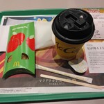 マクドナルド - ドリンク写真:ホットアップルパイ140円、プレミアムローストコーヒー120円(2025.11.29)