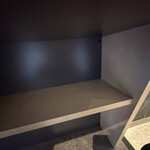 らーめん新山 - カウンター下に荷物用の棚