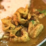 curry bar nidomi - ・シマチョウのマラバールカレー + 春菊と新玉ねぎのパコラ 