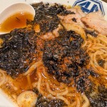 生姜醤油専門 我武者羅 - スープに溶けた岩海苔に一味。こいつを麺に絡めて啜る。