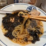 生姜醤油専門 我武者羅 - 岩海苔を麺に絡めた図。