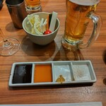 揚八 グランフロント大阪 - 左から、ソース、だし醤油、からし、塩
