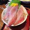 やまと食堂 - 海老の殻を剥きました