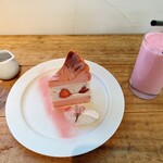 UNITY CAFE - 濃い桜と苺のバスクチーズケーキ 1,200円、苺のスムージー 800円（いずれも税込）
