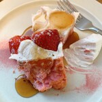 UNITY CAFE - 半分位食べたところでメイプルシロップを掛けました