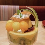 果房 メロンとロマン - メロンプリンとブリュレのパフェ