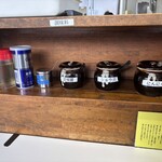 楊喜家 - 各席にあります味変アイテム。