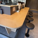 らーめん新山 - 下に棚のある厨房向きL字カウンター15席③