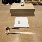 三谷 - この桐箱の下に分厚いクリスタルの付け台が。