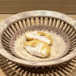 三谷 - 三重の河豚の白子のフライ。究極のクリームコロッケのイメージで。餌がいいのか、ヨードの焼けたような香りがない。おりがらみが白子のクリーミーさで口に止まって余韻がよい。
