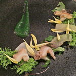 クニオミ - 【ランチA：全5品】前菜 1皿目：北海道のツブ貝と有機野菜のサラダ、ワサビ菜のソース