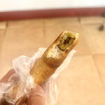 パン焼き小屋 土の香 - オリーブのパンの中には、アンチョビ＆オリーブ。