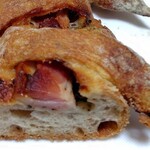 たま木亭 - カリッとベーコンエピ断面