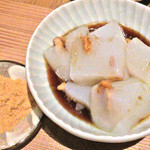 雨後晴 - 甘味3種盛合せ(のうちの一品、くるみくずもち)　700円