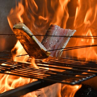 大火力で焼き上げる「藁焼き」は格別！