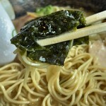 濃厚鶏ソバ 麺 ザ クロ - 海苔を巻いて